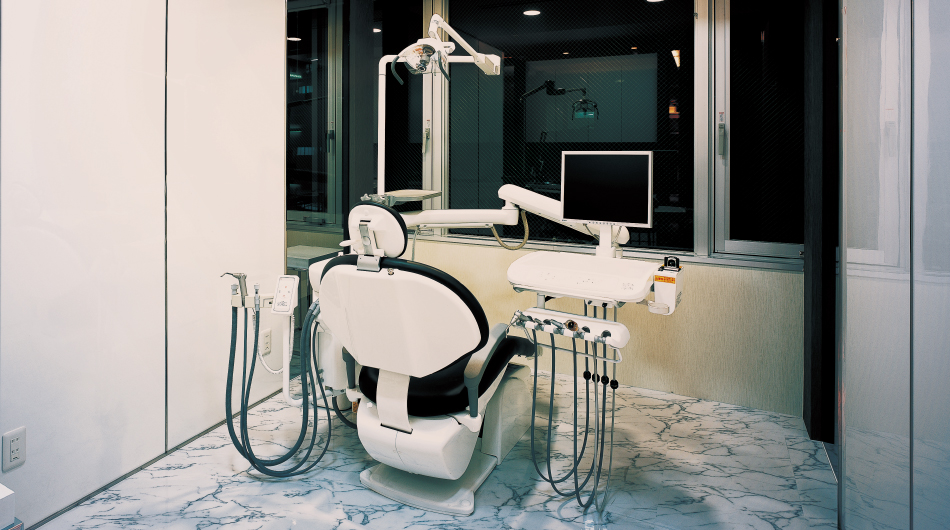 漆崎歯科は東京都港区赤坂でリーズナブルなインプラント治療を提供しています。